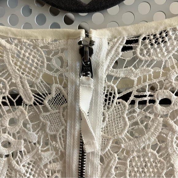 CAbi Open Knit Lace Peplum Sleeveless Top Size Large in White GUC - Picture 6 of 11